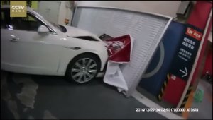 A vrut sa-si parcheze Bentley-ul de ultima generatie, insa a ajuns cu el intr-un zid