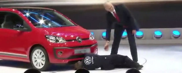 A zis ca intra in pamant de rusine. Cum a fost umilit un oficial Volkswagen la Geneva Motor Show