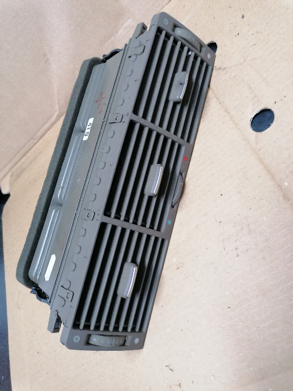 A8-936 GRILA AER CENTRALA BORD AUDI A8 4D2 1998 1999 2000 2001 2002 4D0820951J