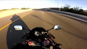 Acceleratie in loc de franare: un motociclist scapa nevatamat dupa ce masinile din fata lui se lovesc in lant