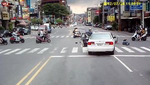 Accident cu 4 scuteristi si fuga de la fata locului