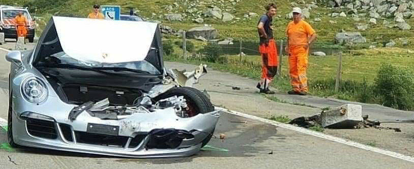 Accident cu Bugatti CHIRON si Porsche 911 pe un drum montan. Cat de sifonat este bolidul de 3.5 milioane de euro