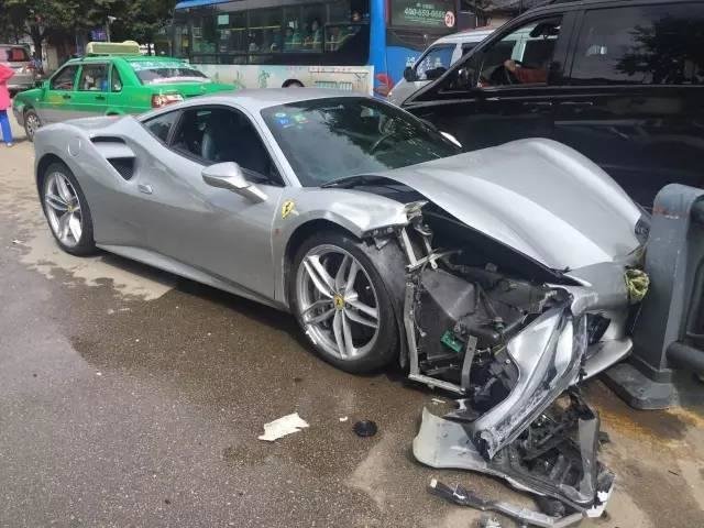 Accident cu Ferrari 488 GTB