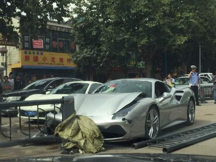 Accident cu Ferrari 488 GTB