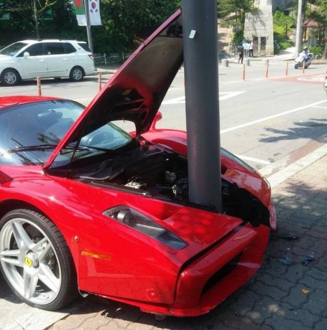 Accident cu Ferrari Enzo in Coreea de Sud