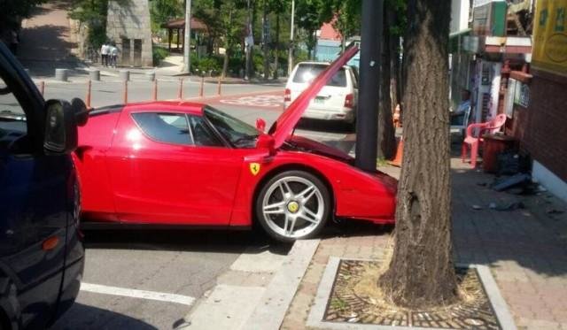 Accident cu Ferrari Enzo in Coreea de Sud