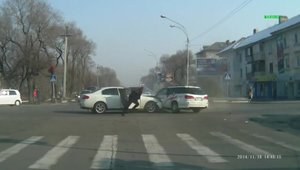 Accident cu final amuzant, intr-o intersectie din Rusia