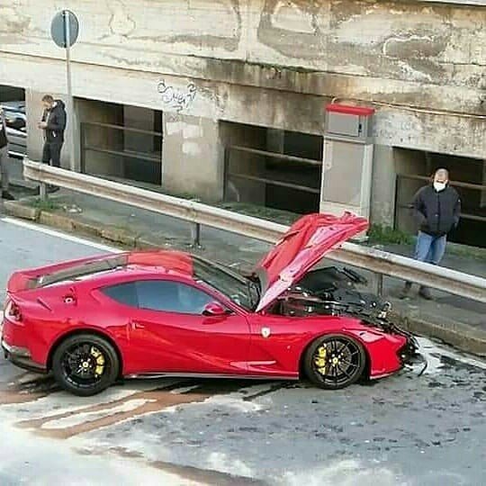 Accident Ferrari 812 Superfast