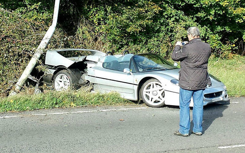 Accident grav cu un Ferrari F50