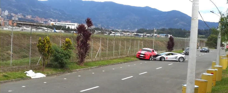 Accident in Columbia: Un Gallardo 'musca' dintr-un Shelby GT500