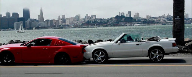 Accident in lant: Un Mustang lovit de un alt Mustang loveste un Corvette