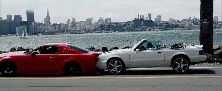Accident in lant: Un Mustang lovit de un alt Mustang loveste un Corvette Accident in lant: Un Mustang lovit de un alt Mustang loveste un Corvette