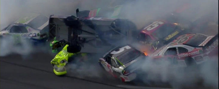 Accident in NASCAR: Nu mai putin de 25 de masini implicate