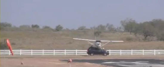 Accident inedit in SUA: Un avion 'aterizeaza' pe plafonul unui Volvo XC90 Accident inedit in SUA: Un avion 'aterizeaza' pe plafonul unui Volvo XC90