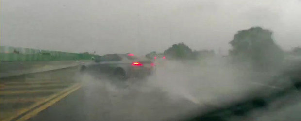 Accident pe autostrada: Un BMW M3 intra in parapet, apoi se rastoarna