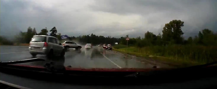 Accident pe autostrada: Un BMW X5 intra pe contrasens si loveste un Opel