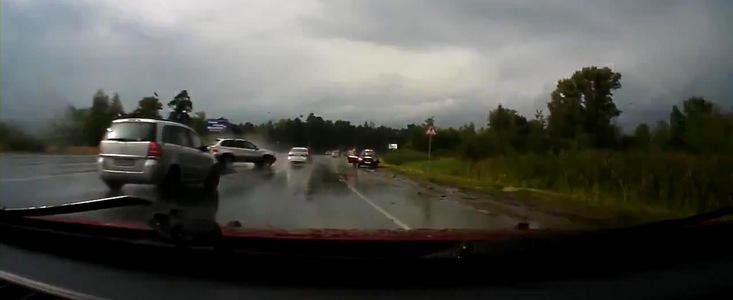 Accident pe autostrada: Un BMW X5 intra pe contrasens si loveste un Opel Accident pe autostrada: Un BMW X5 intra pe contrasens si loveste un Opel