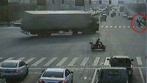 Accident socant in China! Un tir se rastoarna in mijlocul intersectiei