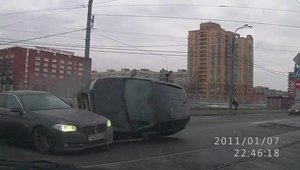 Accident spectaculos intr-o intersectie din St. Petersburg