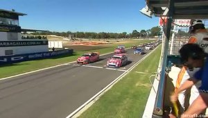 Accident spectaculos pe linia de start intr-o cursa de V8 Supercars