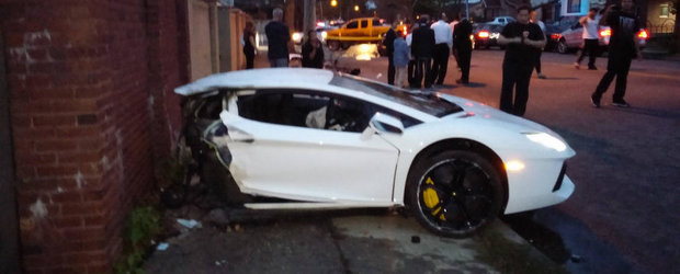 Accident violent in New York: Un Aventador s-a rupt in doua bucati!