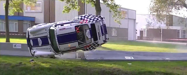 Accident violent la un raliu: Un Porsche sare in apa dupa ce loveste un parapet