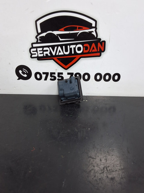 Actuator usa rezervor Mercedes-Benz C-Class (2014->) [W205] 1.6 Motorina 2017, A0008207703