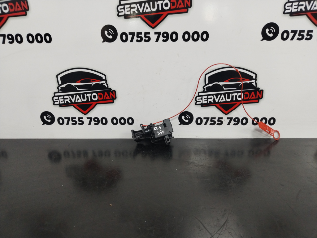 Actuator usa rezervor Mercedes-Benz CLS (2011->) [C218] w218 3.0 Motorina 2012, A2048200072