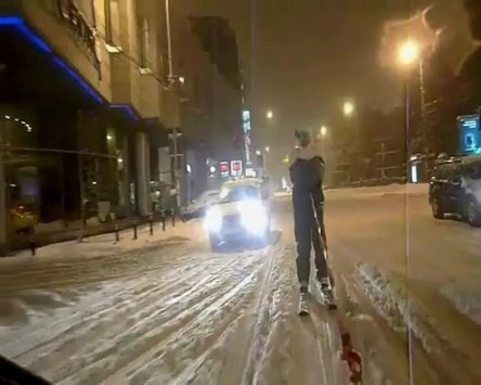 Adio roti! Cu schiurile pe strazile din Bucuresti... Adio roti! Cu schiurile pe strazile din Bucuresti...