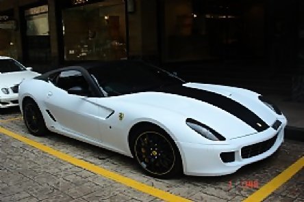 Alb &#351;i negru mat pe un Ferrari 599 GTB