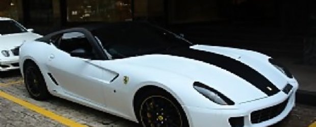 Alb &#351;i negru mat pe un Ferrari 599 GTB