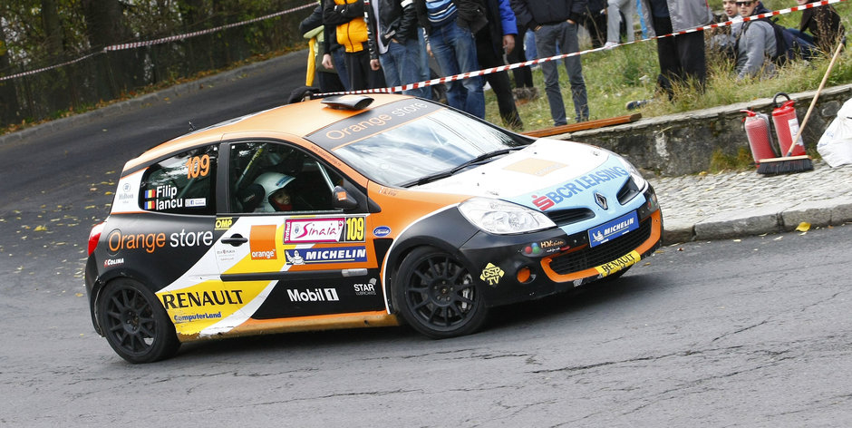 Alex Filip le-a aratat fanilor prezenti la Trofeul Sinaia cat de importanta este alegerea corecta a pneurilor Alex Filip le-a aratat fanilor prezenti la Trofeul Sinaia cat de importanta este alegerea corecta a pneurilor