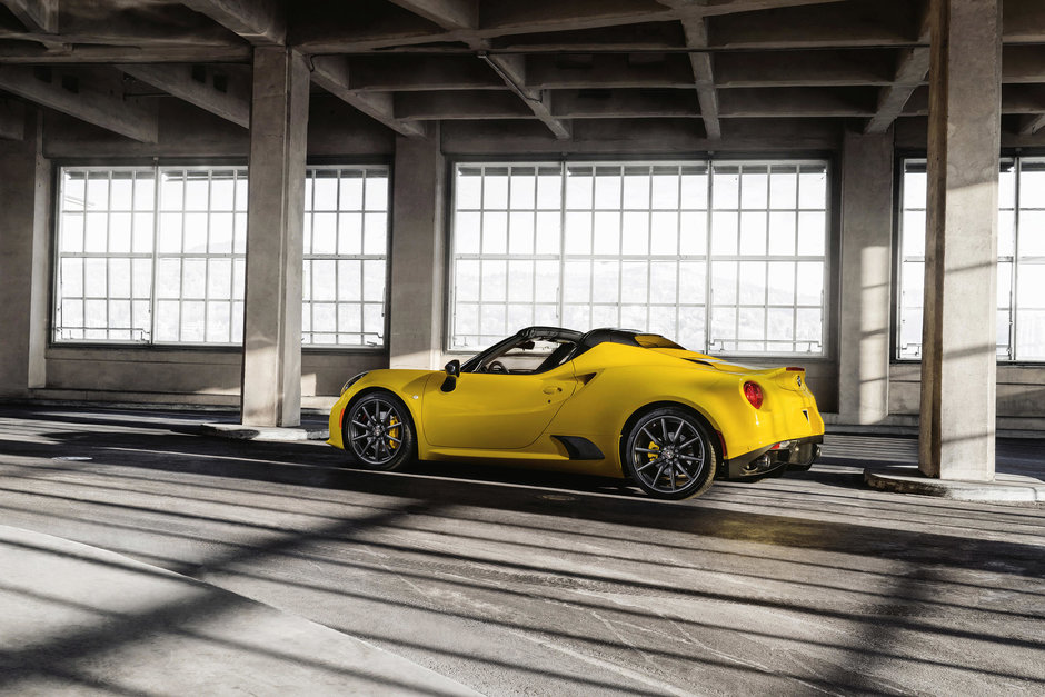 Alfa Romeo 4C Spider debuteaza la Salonul Auto de la Detroit 2015