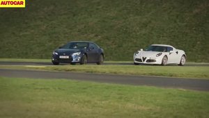 Alfa Romeo 4C vs Porsche Cayman: Care e mai distractiva la condus?