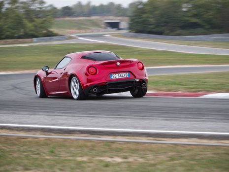 Alfa Romeo 4C vs Porsche Cayman