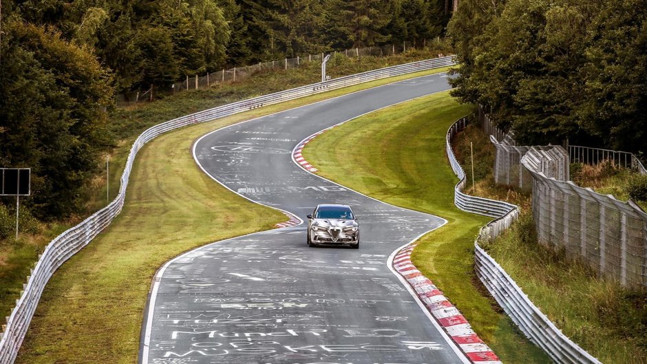 Alfa Romeo Stelvio Quadrifoglio pe Nurburgring