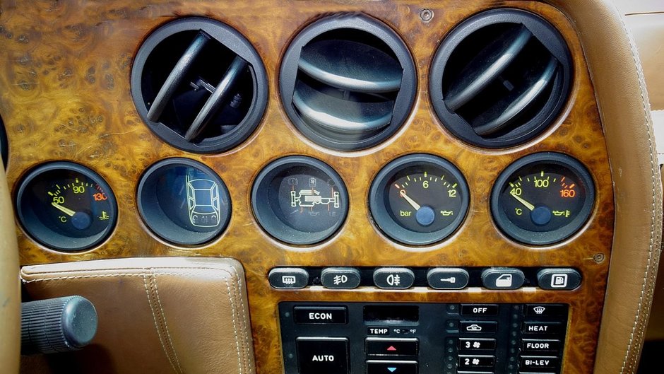 Alta ca ea s-ar putea sa nu mai existe niciodata. Limuzina din 1987 are tractiune fata si motor V8 Ferrari Alta ca ea s-ar putea sa nu mai existe niciodata. Limuzina din 1987 are tractiune fata si motor V8 Ferrari
