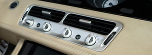 Altul ca el nu va mai exista niciodata. BMW-ul din 2002 are un design retro la exterior si o motorizare de 4.9 litri sub capota