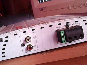 am si eu o statie auto  coustic amp 360 ..si nush cum se leaga firele..adica am puso si mii se aprinde un bec verde?