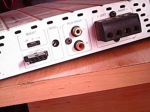 am si eu o statie auto  coustic amp 360 ..si nush cum se leaga firele..adica am puso si mii se aprinde un bec verde?