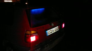 am un golf 3 si de cateva zile i-am montat un neon albastru in interiorul masinii in partea din spate e regulamentar ?