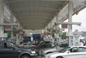 Americanii fac cozi pentru a pune benzina mai ieftina