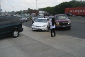 Americanii fac cozi pentru a pune benzina mai ieftina