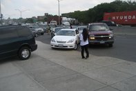 Americanii fac cozi pentru a pune benzina mai ieftina