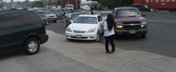 Americanii fac cozi pentru a pune benzina mai ieftina