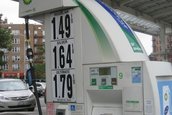 Americanii fac cozi pentru a pune benzina mai ieftina