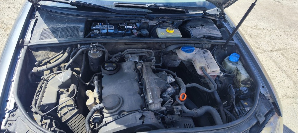 Amortizor capota spate Audi A4 B7 2.0 TDI cod motor BRE 140CP/103KW transmisie manuala 6+1 cod HCF an 2006