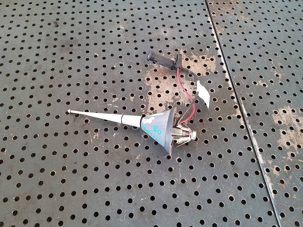 Antena radio dodge caliber 04671904ad