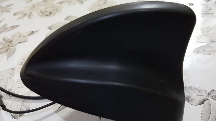 Antena radio universala AM/FM 7727050 tip rechin Calearo, culoare Negru
