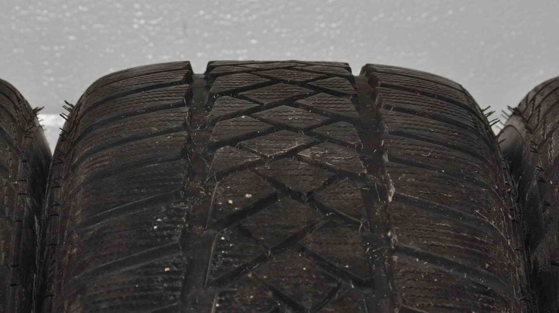 Anvelope Iarna 17 inch Dunlop 235/55/R17 aproape noi